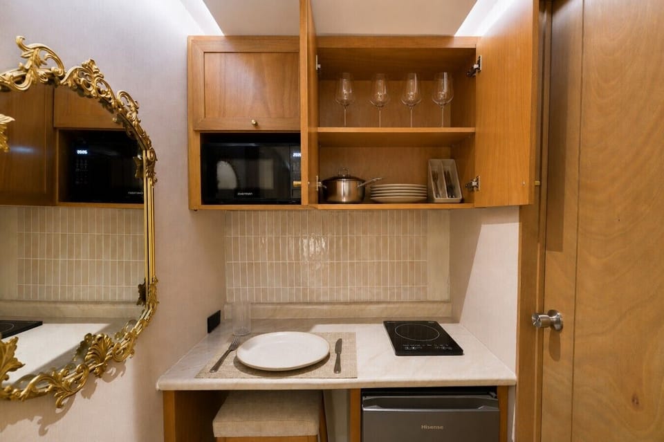 Cocineta equipada con frigobar, microondas, licuadora, estufa y todos los utensilios necesarios para preparar tus alimentos con facilidad.
