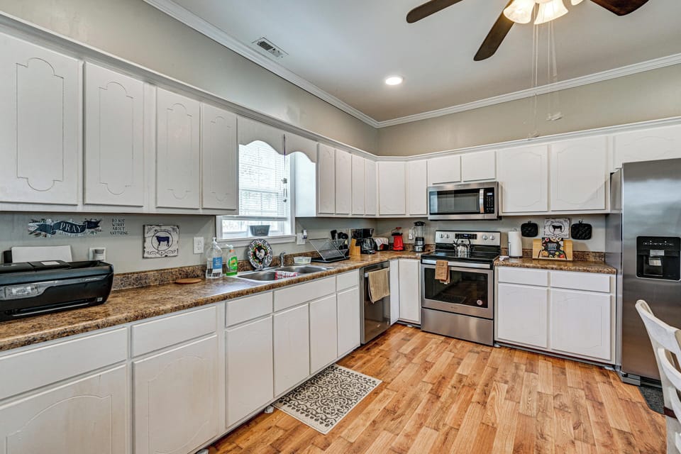 Kitchen & Dining Area