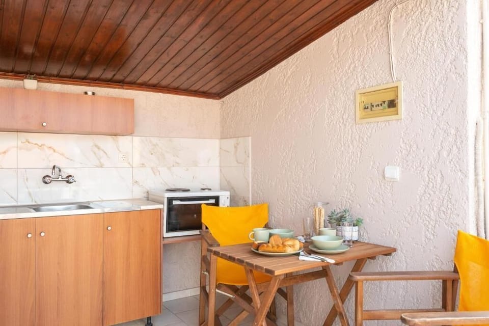 Compact and functional kitchenette equipped for easy meal preparation. Enjoy casual dining in a cozy setting, perfect for breakfast or a light dinner during your stay