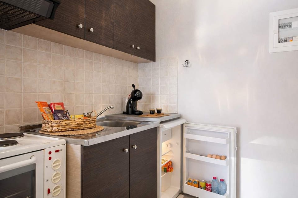 Fully equipped kitchenette area, ideal for preparing light meals or drinks. Functional design with everything needed for a comfortable and practical stay