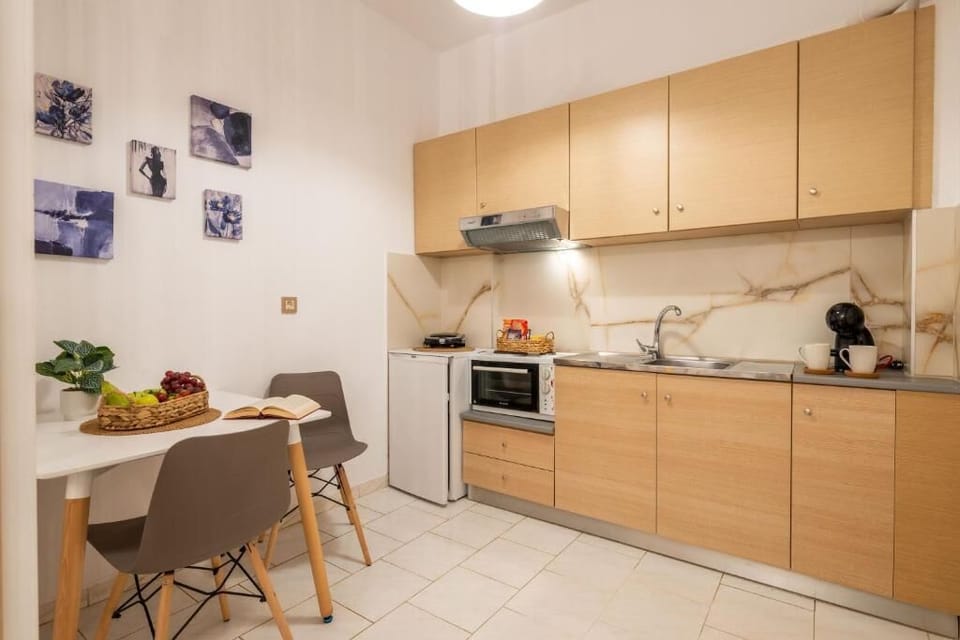 Fully equipped kitchenette and dining space designed for easy meals and relaxed evenings. Enjoy cooking with modern appliances in a cozy well-lit area