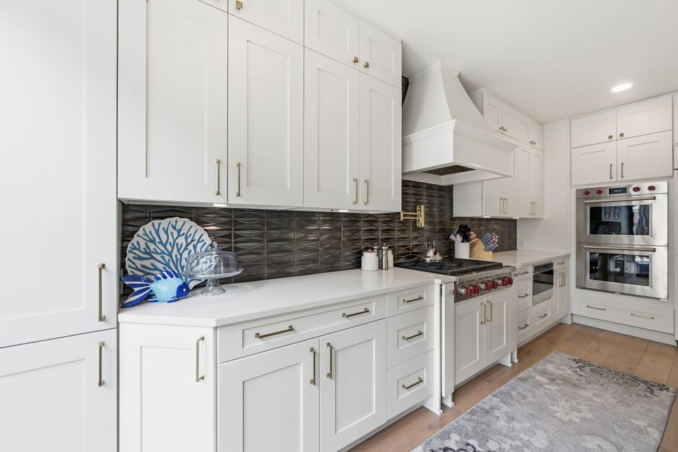 Large 6 burner gas stovetop with double ovens