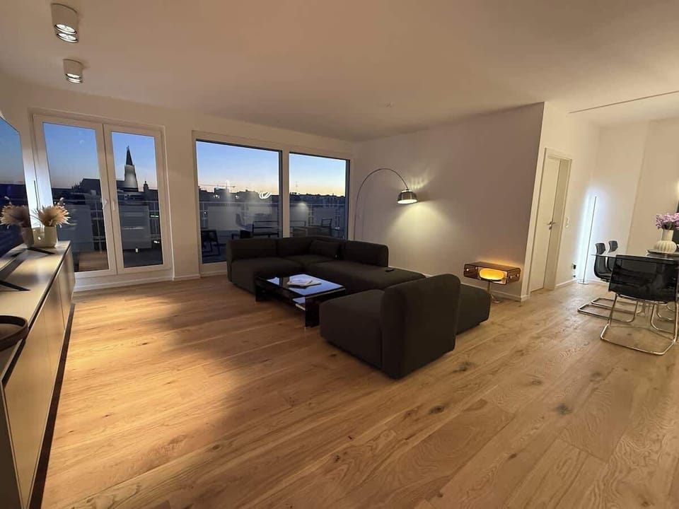 Gemütlich mit Domblick auf der Couch chillen und einen coolen Film gucken? Unsere große Designercouch bietet Dir jede Menge Platz.