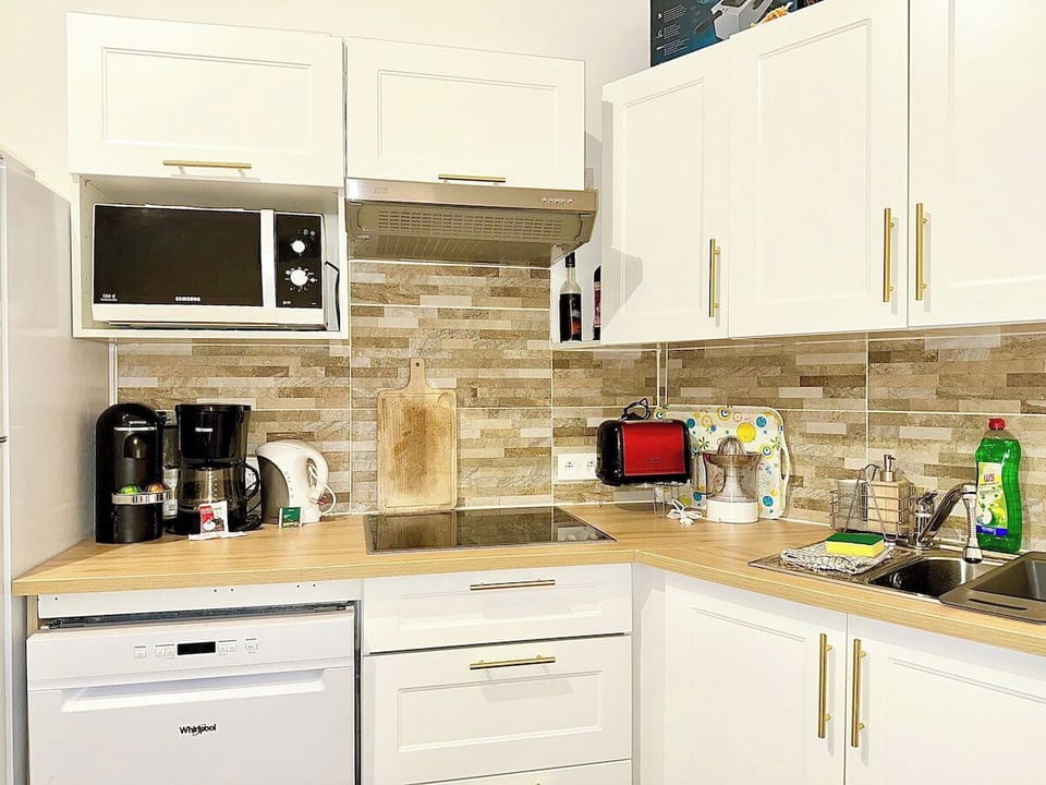 Full kitchen image 2