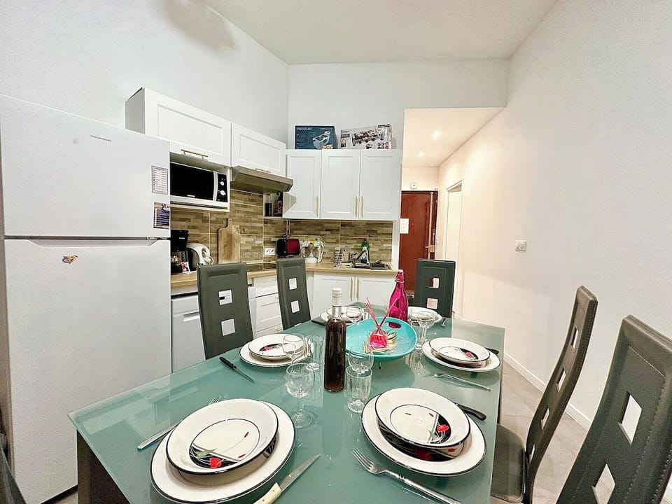 Dining area image 1