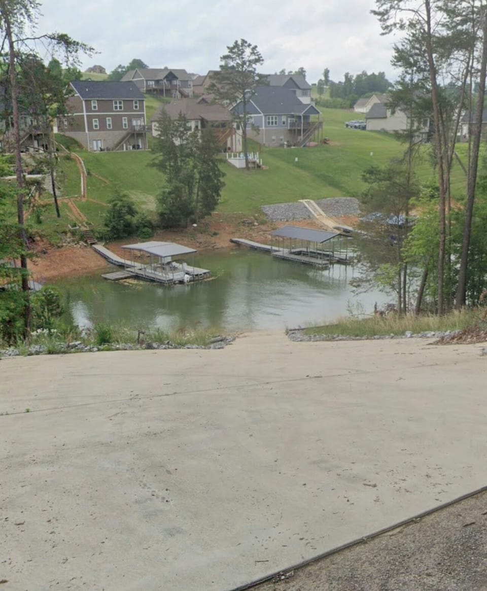 Community Lake access less than a 5 minute drive on Lakewood Dr.