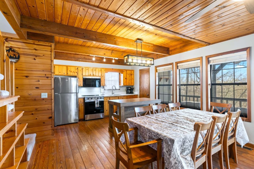 Making Memories_Open floor Dining Area_Enchanted Mountain Retrea