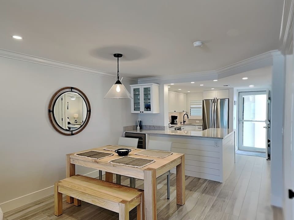 Dining Area - Seating for 4