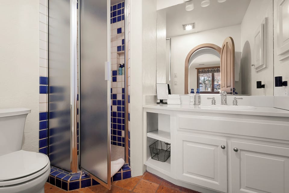 7.4-sky-house-telluride-guest-suite2-bathroom