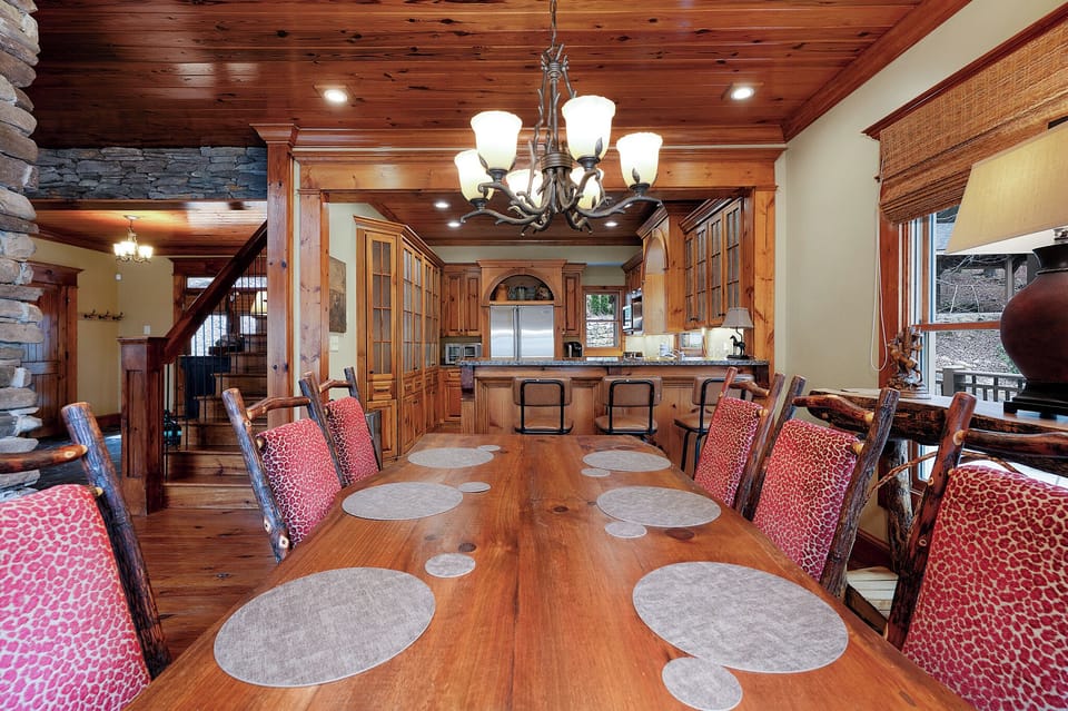 The Lodge on Cartecay - Entry Level Dining Area