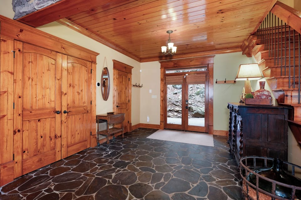The Lodge on Cartecay - Entry Level Foyer