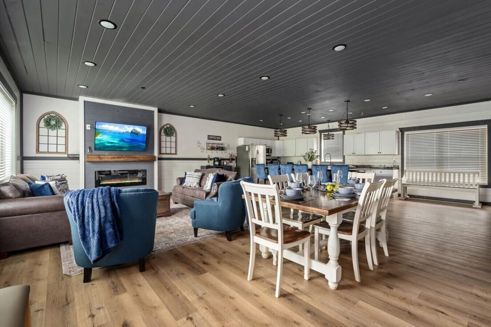 Cabin 2: Spacious living room with comfortable seating, TV, and a cozy lounge area.