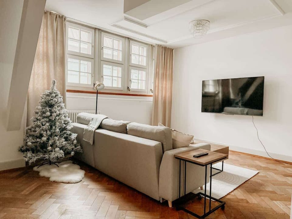 Entspannen Sie sich nach einem erlebnisreichen Tag auf der gemütlichen Couch und genießen Sie Ihre Lieblingsfilme und Serien auf dem 65-Zoll-Fernseher mit Zugang zu Netflix und Disney+. Perfekt für gemütliche Abende!