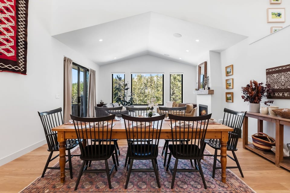 Dining area: Open space concept with a 8-seat table. 