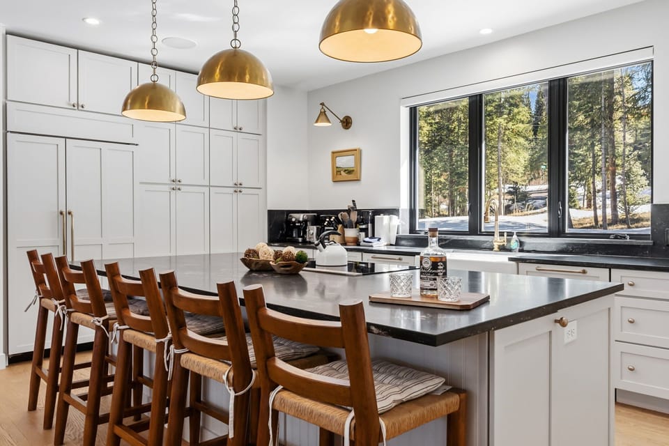  Kitchen: Drip coffee maker, espresso machine, French Press, blender, toaster, tableware 