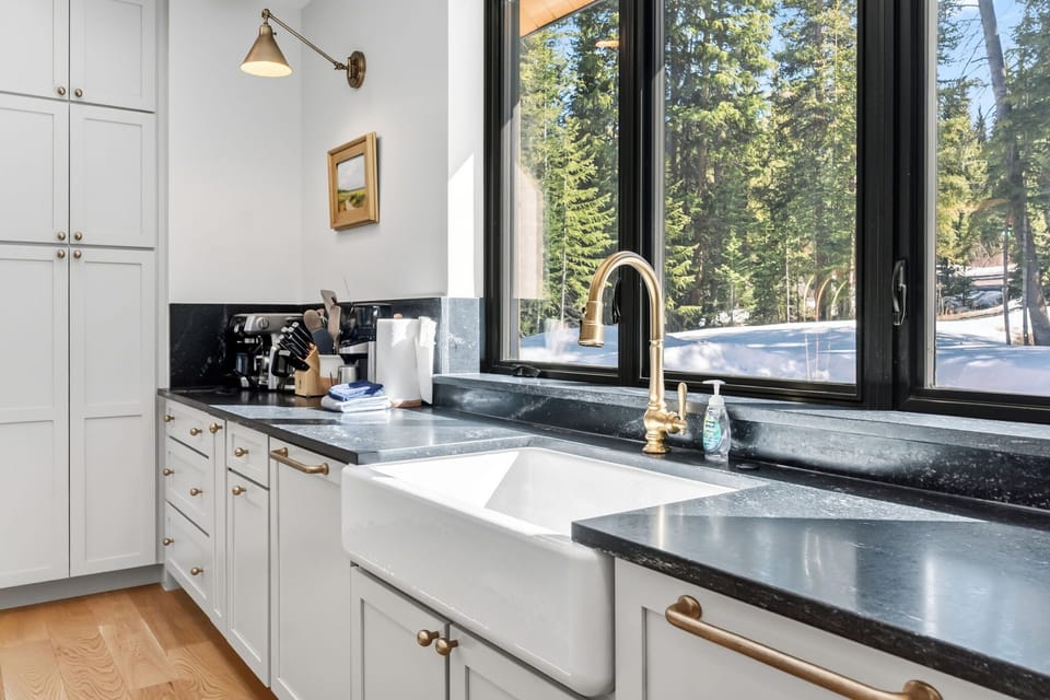  Kitchen: Drip coffee maker, espresso machine, French Press, blender, toaster, tableware 