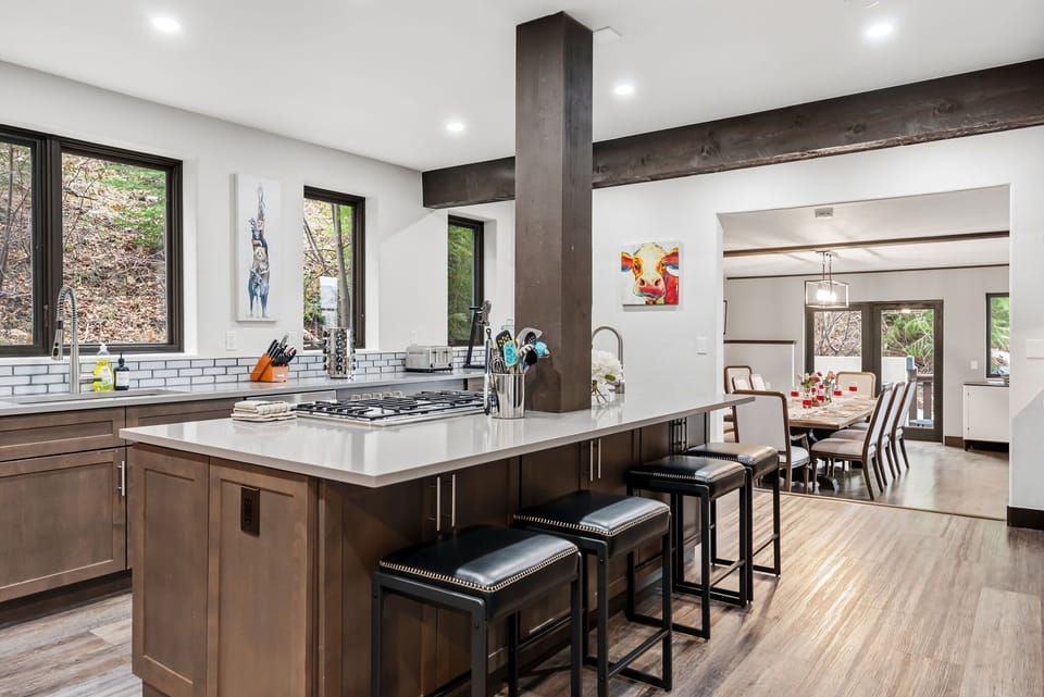 Kitchen: Espresso machine, blender, toaster oven, air fryer, kettle, tableware 