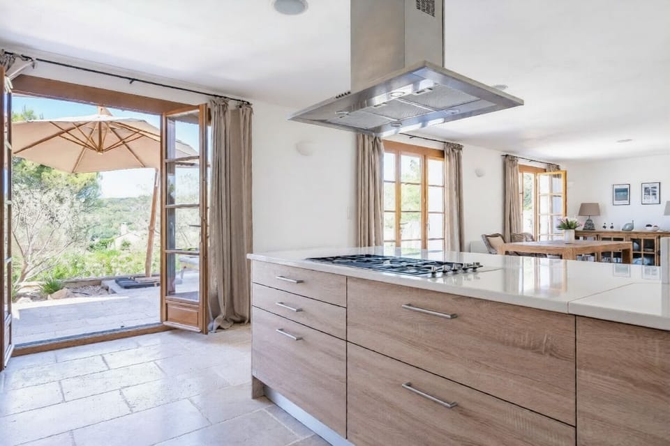 Kitchen with kitchen island