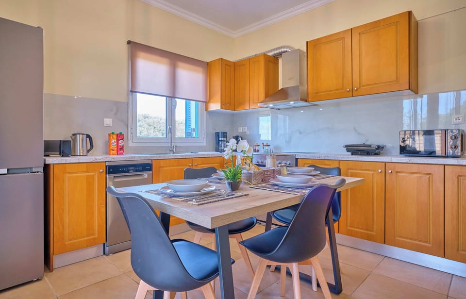 Villa Ilios Agios Spyridonas Kitchen And Dining Area