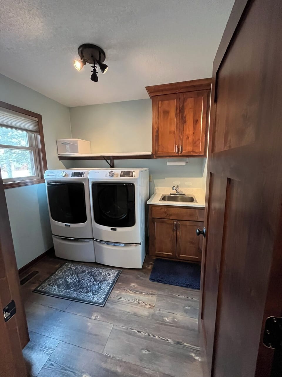 Full laundry facilities for guest use. 