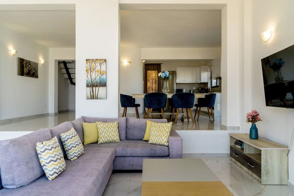 Comfortable living room with Smart TV and streaming for your entertainment.