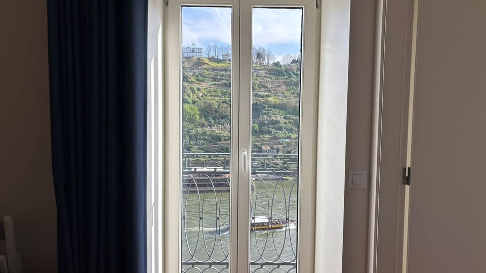 Floor-to-ceiling doors opening onto the Douro, bringing Porto’s beauty straight into your living space.
#ViewFromHome #DouroViews #BrightSpaces #PortoLiving #StayWithView