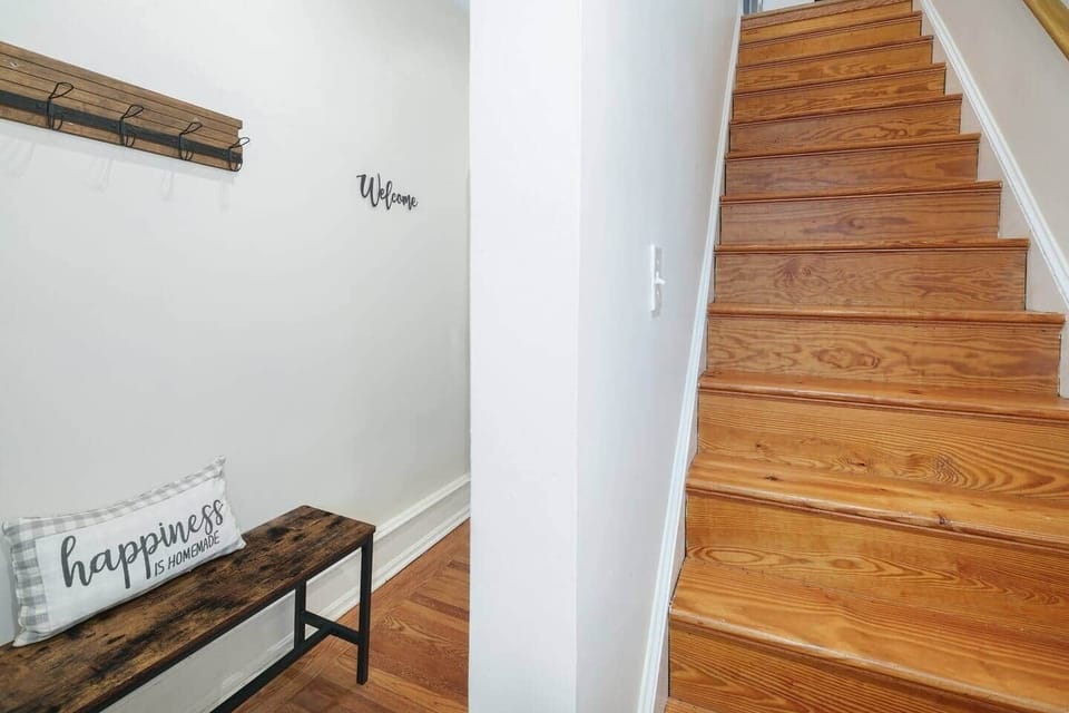 Hall and steps that lead to 3rd floor unit. 