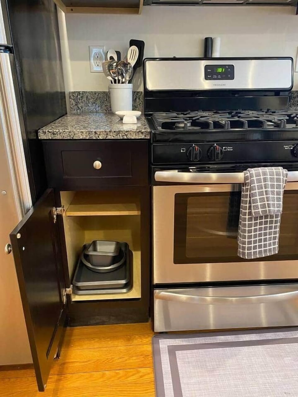 Available pots, pans and bakeware
