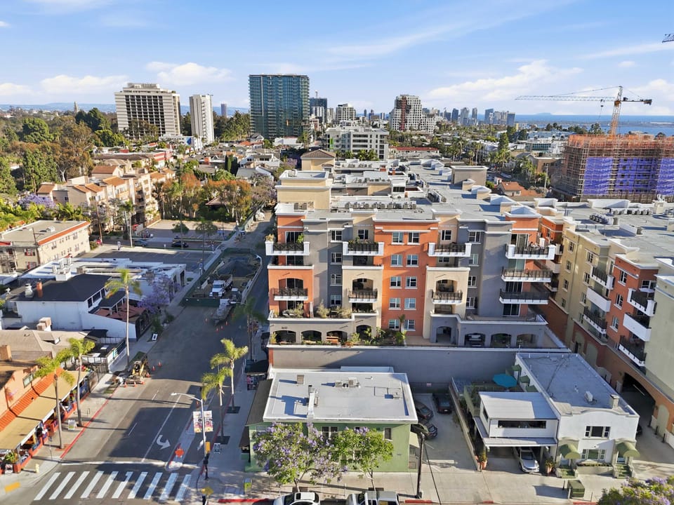 Drone perspective highlighting nearby attractions and city access.