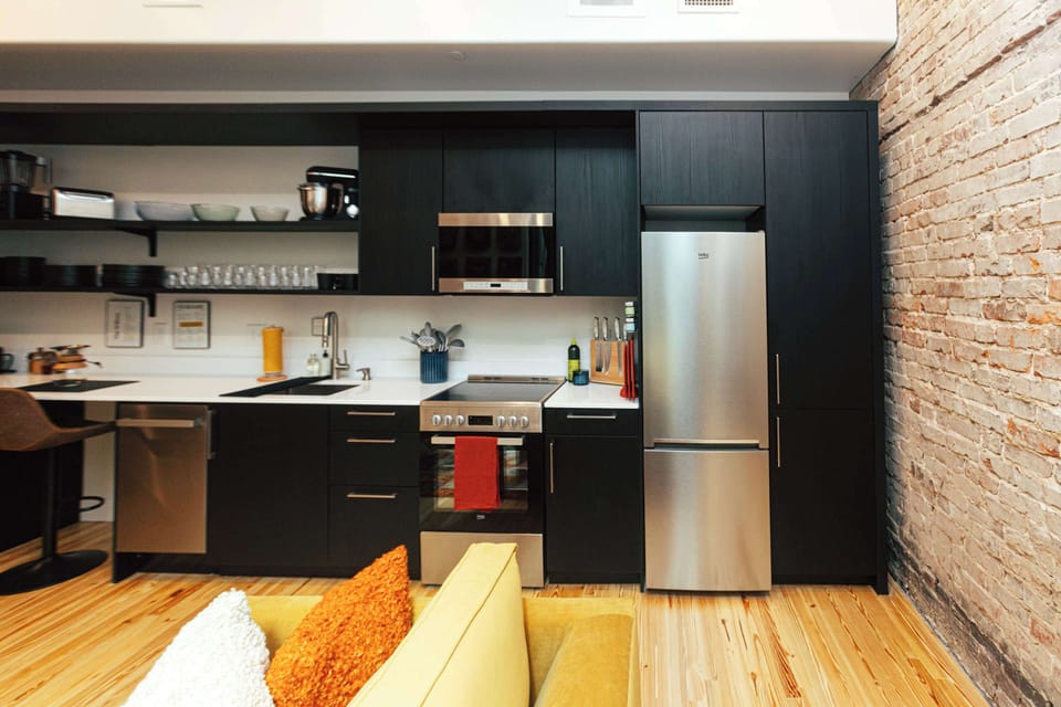 Bright, open kitchen designed for connection. Ideal for breakfast and coffee breaks