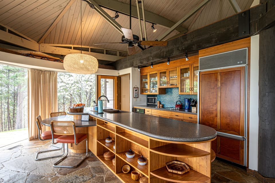 Full kitchen