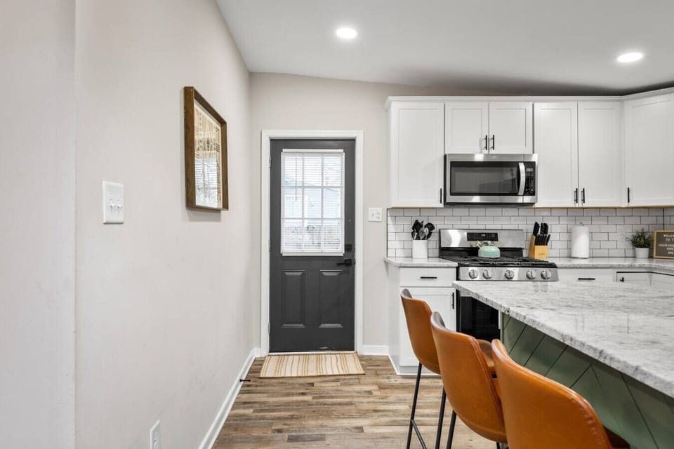 A beautifully updated eat‑in kitchen with fresh appliances, a spacious prep‑friendly bar for four, and everything you need for effortless cooking and slow, cozy mornings.