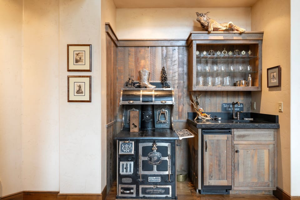 Wet bar off the living room. | Main Level