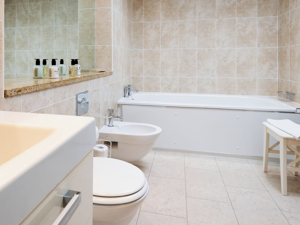 Bathroom | Heads Nook Hall Cottage, Brampton
