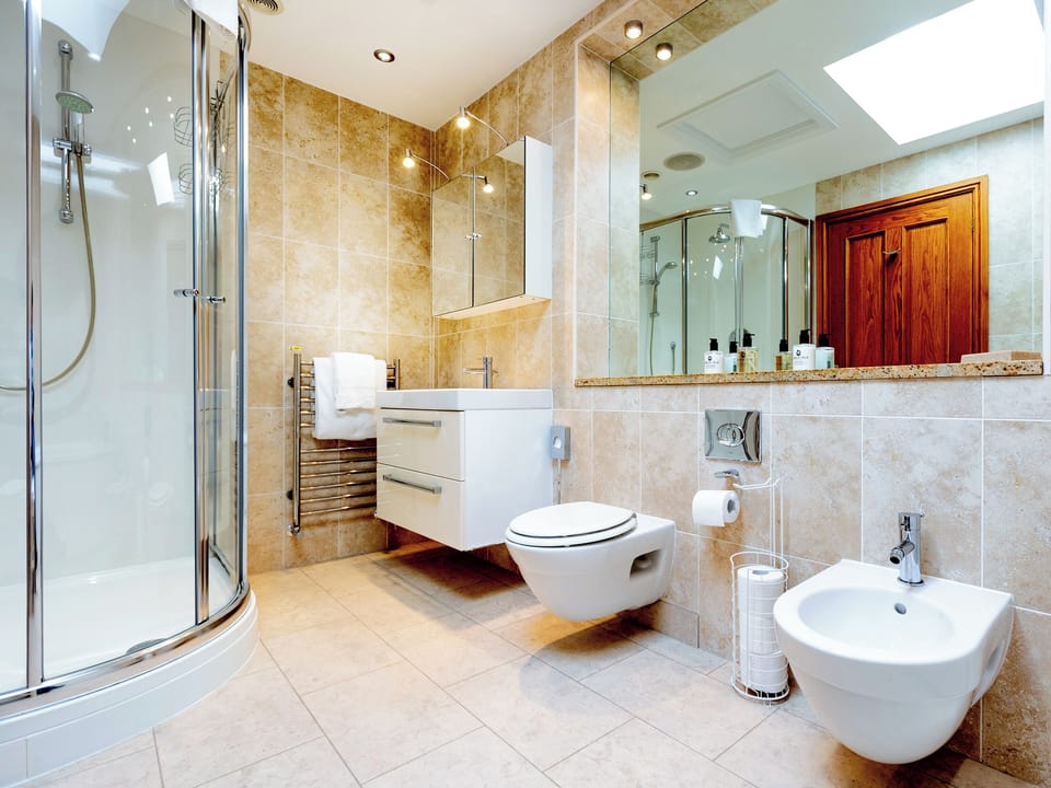 Bathroom | Heads Nook Hall Cottage, Brampton