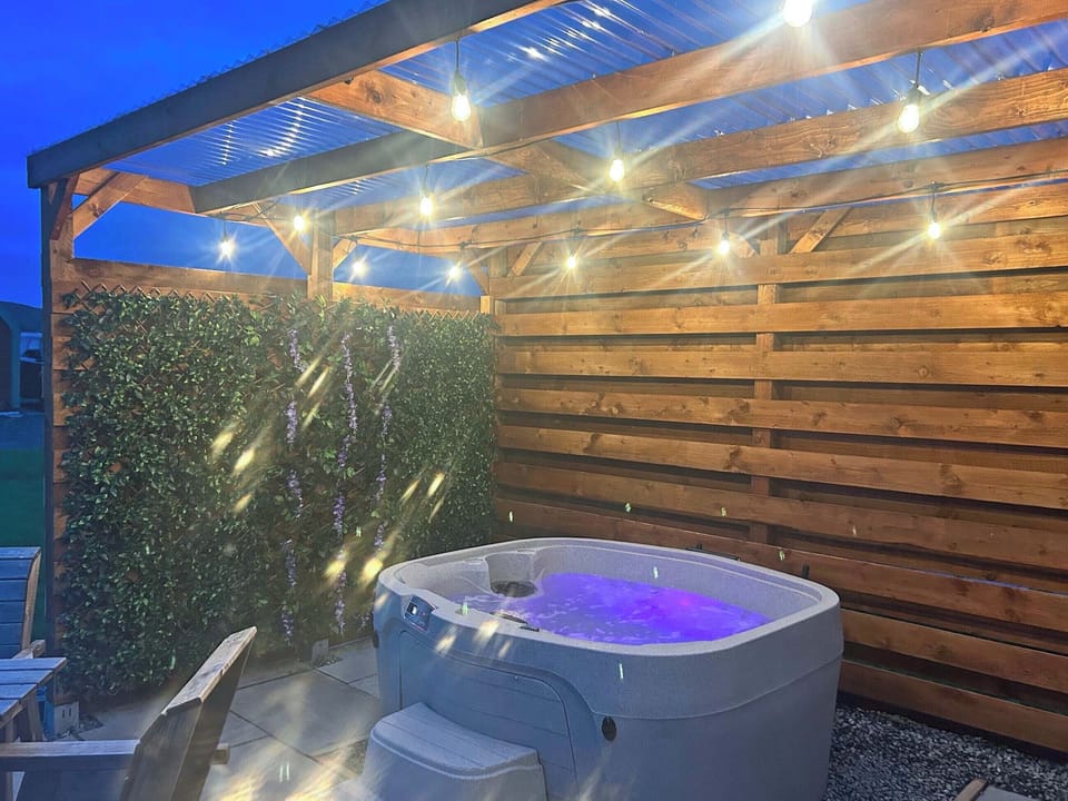 Hot tub glamping | Willow Pod - Barnharrow Holiday Pods, Newton Stewart