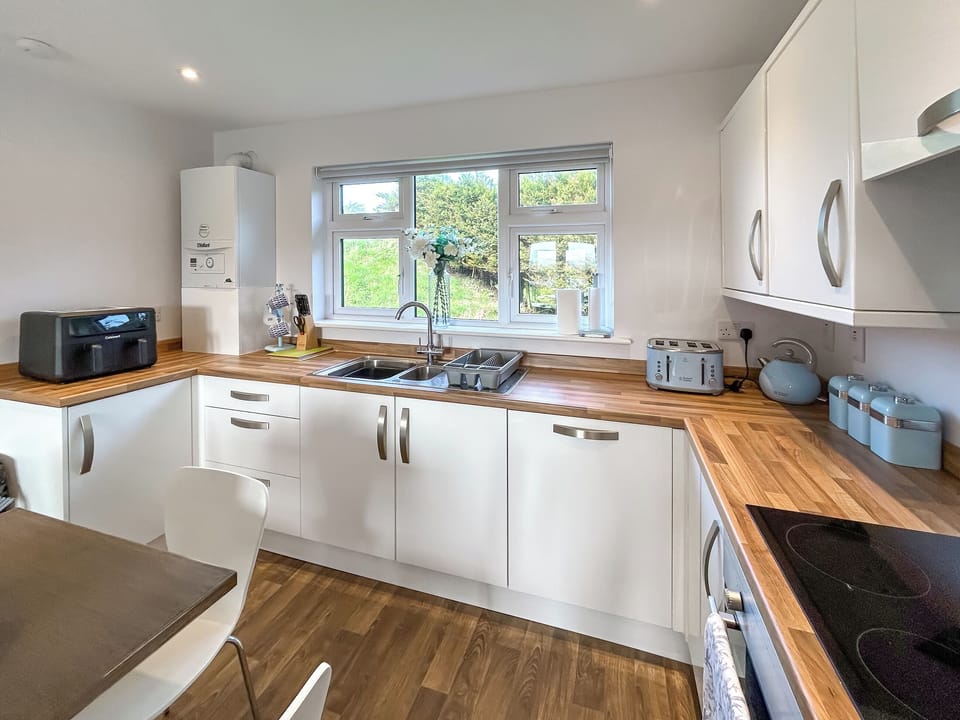 Kitchen | Sunset Retreats - Wisteria Lodge - Sunset Lakes Resort, Sunset Lakes