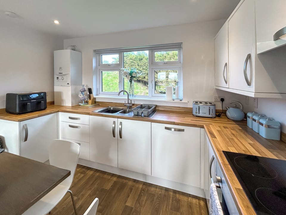 Kitchen | Sunset Retreats - Fern Lodge - Sunset Lakes Resort, Sunset Lakes