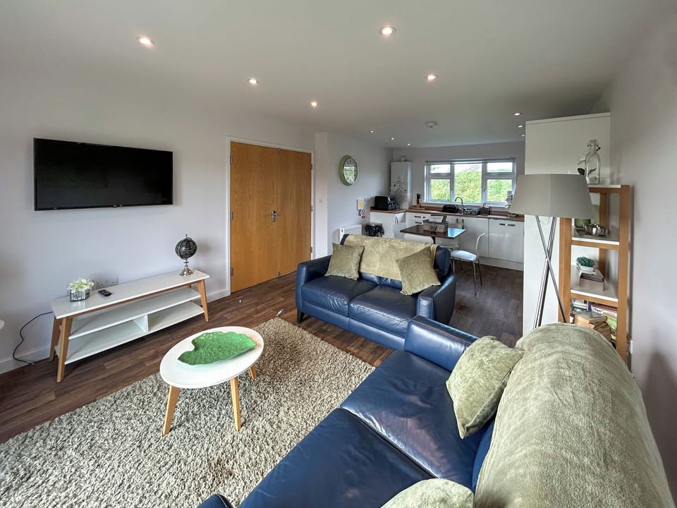 Open plan living space | Sunset Retreats - Fern Lodge - Sunset Lakes Resort, Sunset Lakes
