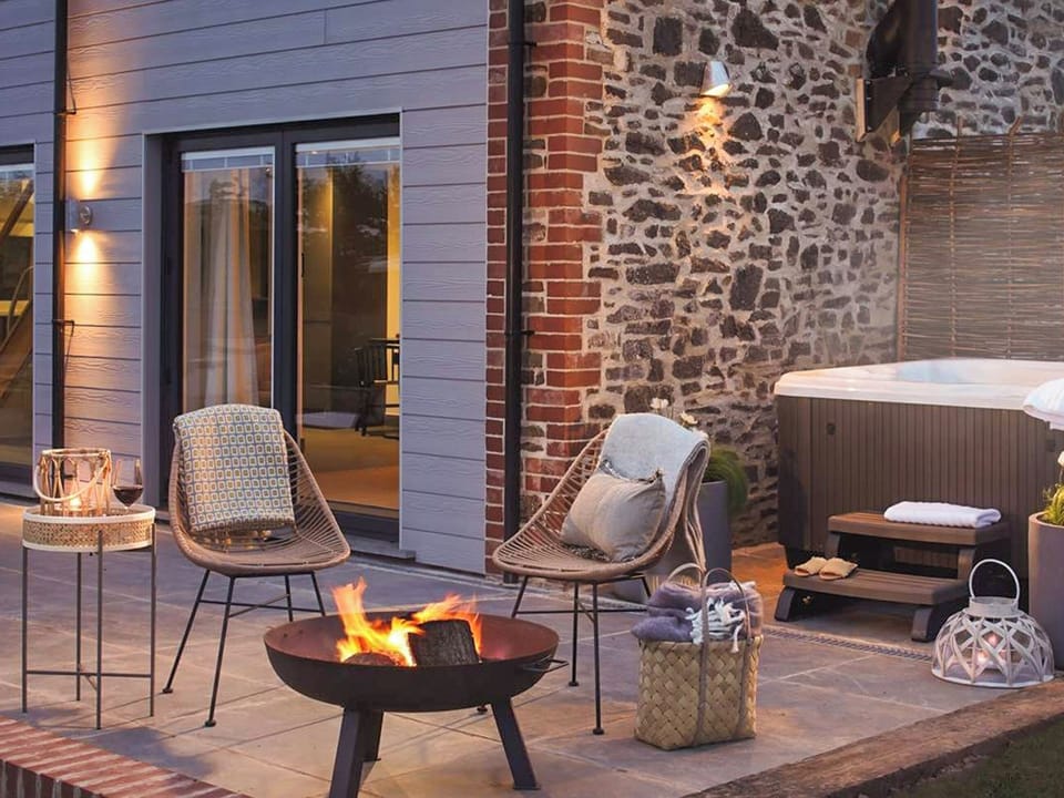 Hot tub | Acacia, Black Dog