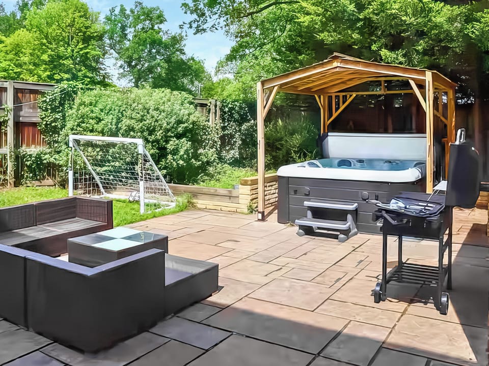 Hot tub | Cross Lane Cottage, Pudsey, near Leeds