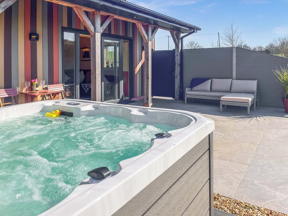 Hot tub | Humble Bee Cottage, Llanarth, near New Quay
