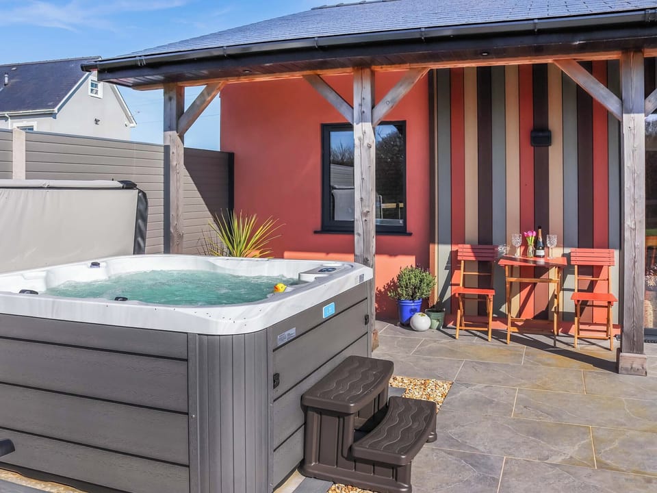 Hot tub | Humble Bee Cottage, Llanarth, near New Quay