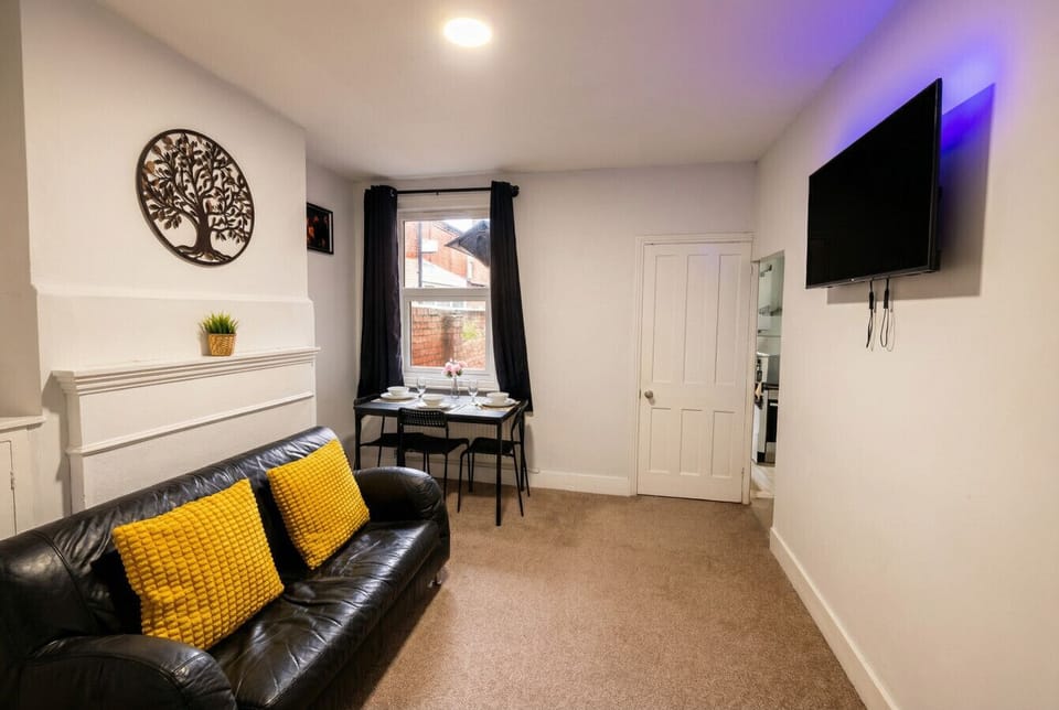 Kick back on the leather sofa, catch a show on the wall-mounted Smart TV, then pull up a chair for a home-cooked meal.
