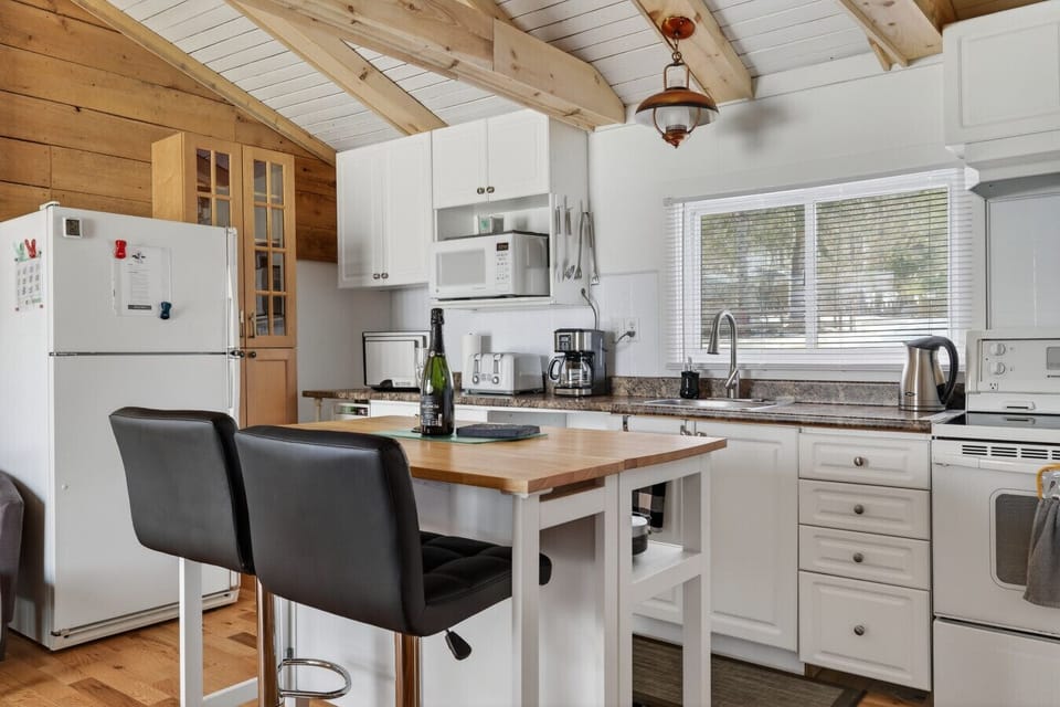 Full kitchen