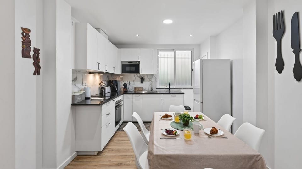 Fully equipped contemporary kitchen with a sleek design and a welcoming dining area—ideal for long breakfasts or intimate dinners at home.
#KitchenGoals #HomeDining #ModernStay #ComfortLiving #LovelyStay