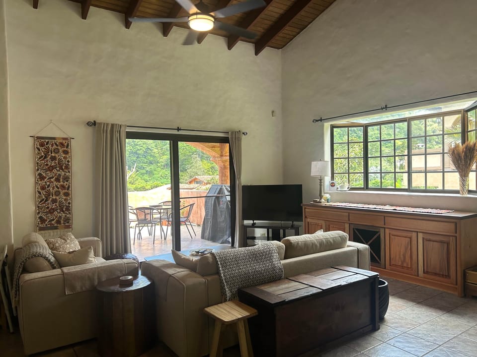Great open floor plan w/ lots of light