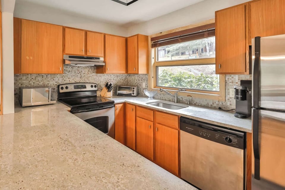Main Level | Kitchen | Stove | Oven | Fridge | Microwave | Dishwasher | Toaster | K-Cup Machine | Cooking Basics 
