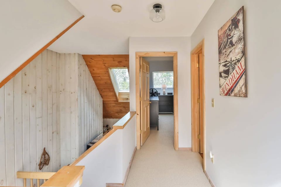 Upper Level | 1 Bedroom | 1 Bath 