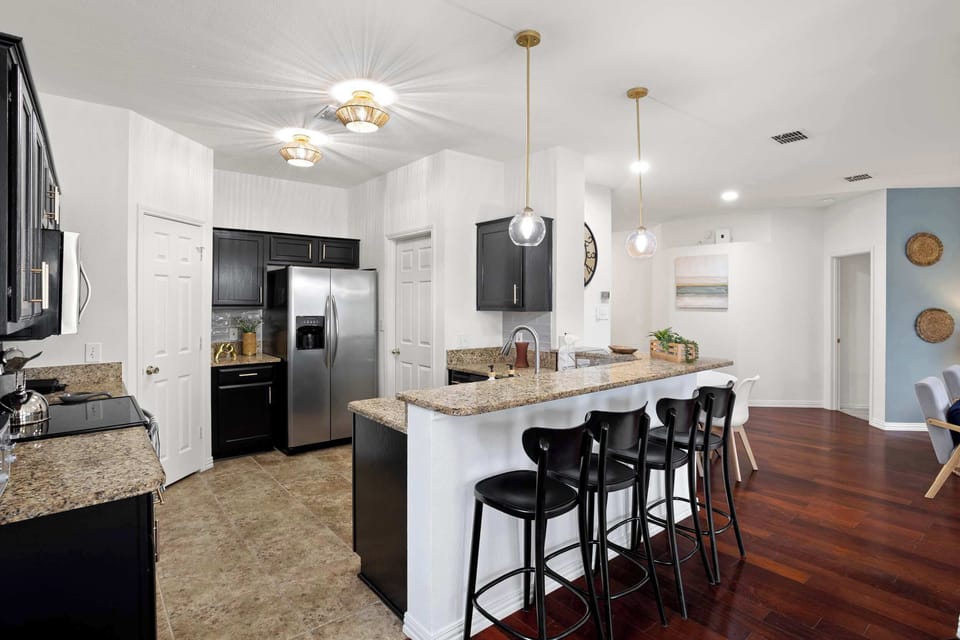 Start your day right with our inviting morning Bistro—featuring your choice of freshly brewed coffee, rich espresso drinks, or the convenience of a Keurig. 